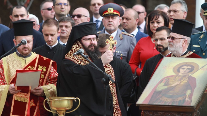Мелнишкият епископ Герасим освети бойните знамена и Знамената светини в Деня