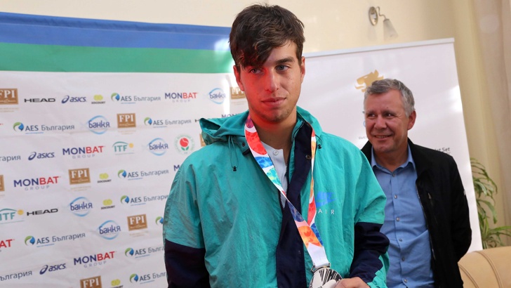 Адриан Андреев започна с две победи на 34 Еди Хер 34 Българският тенисист