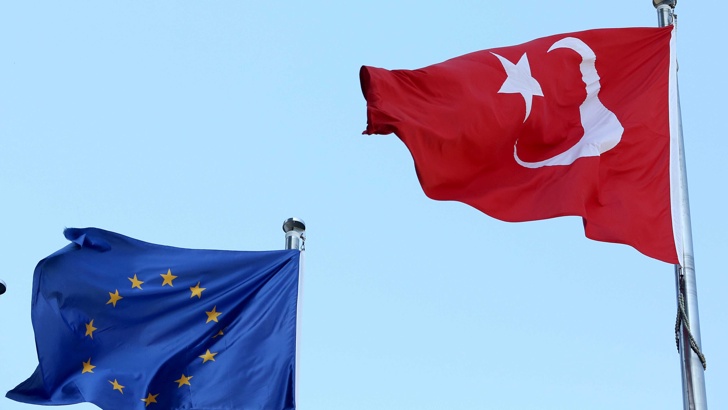 Над хиляда турски държавни служители 296 от които с дипломатически