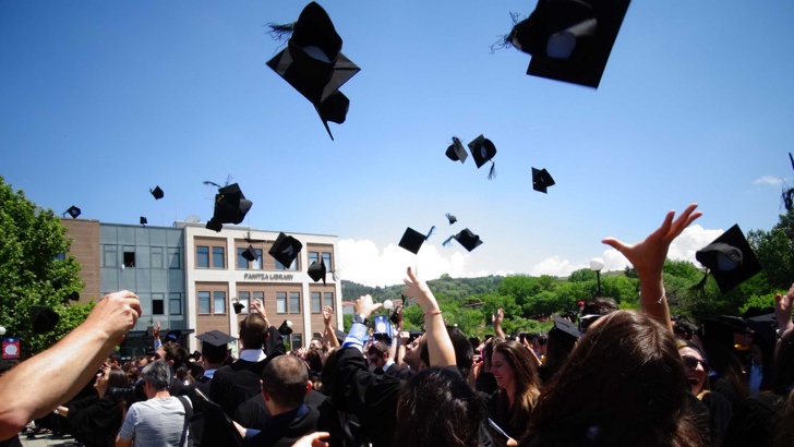 204 бакалаври от 22 държави получиха дипломите си на тържествена
