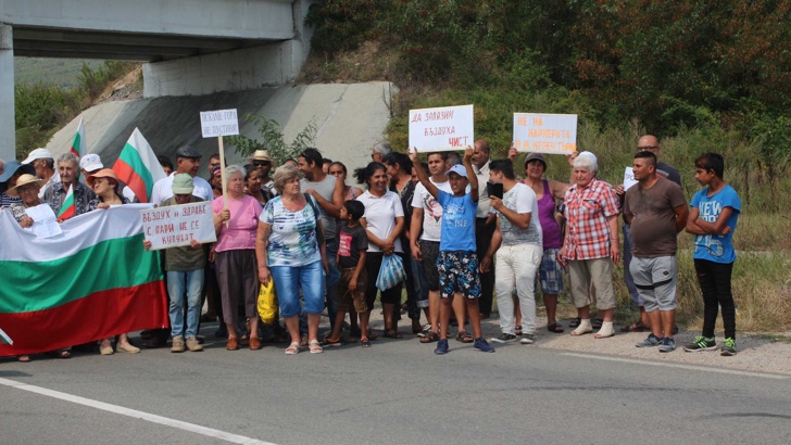 Протест срещу варовикова кариера блокира Подбалканския пътЖители на 11 села