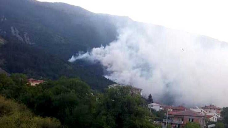 Над 50 декара горски масиви горят край Карлово