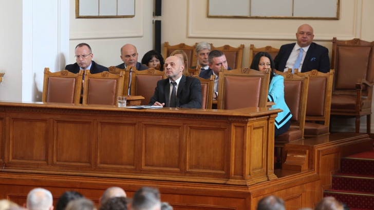 В пленарна зала присъстват тримата министри в оставка, както и кандидатите за постовете им