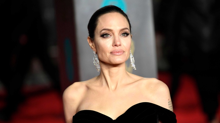 След силно отразеният медийно развод с Брад Пит Анджелина Джоли