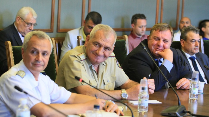 На снимката: министърът на отбраната Красимир Каракачанов и началникът на отбраната генерал Андрей Боцев