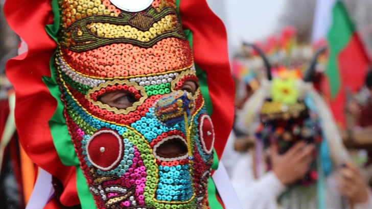 Кукерските дефилета продължават на Сурва в ПерникМеждународният фестивал Сурва –