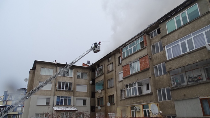 Гори покривът на 5 етажна кооперация в Благоевград две жени са