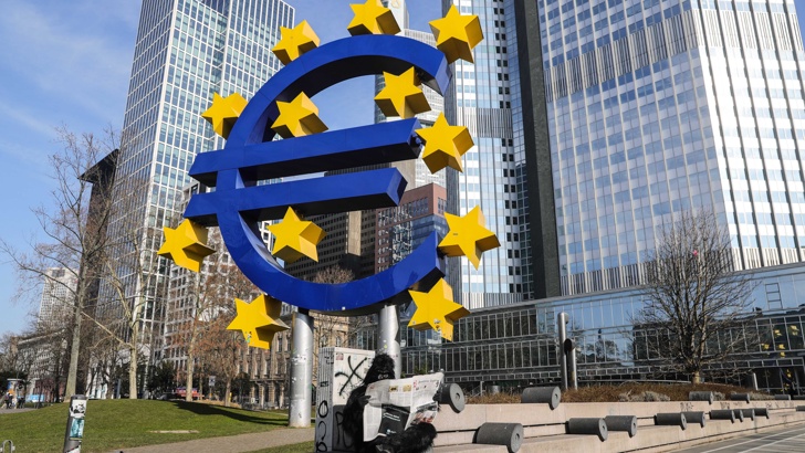 Еврогрупата: Политически рискове дърпат еврозоната надолуРисковете, сдържащи икономическия растеж в