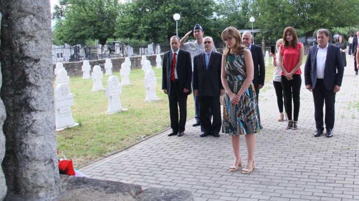 Водената от министъра делегация отдаде почит пред паметта на 71 български военни, погребани в българското военно гробище в Ново село