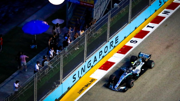 Хамилтън изпревари Фетел в квалификацията за Гран при на СингапурПилотът