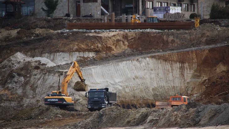 Камиони и тежки машини бетонират Шофьорския плаж Мащабното строителство с