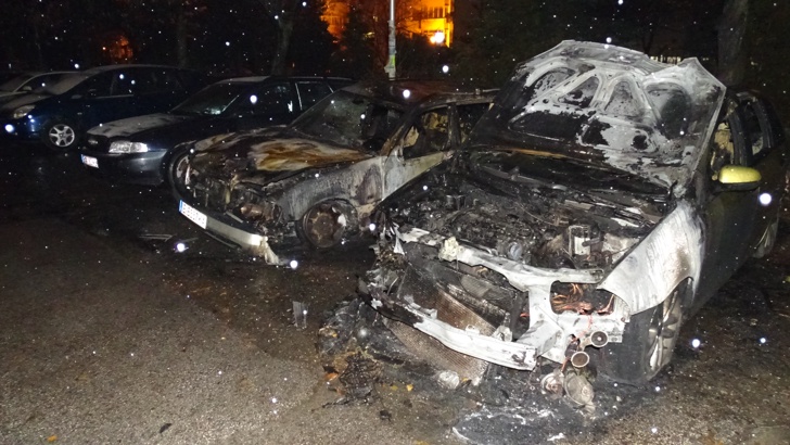 Три автомобила горяха рано тази сутрин в БлагоевградТри автомобила горяха