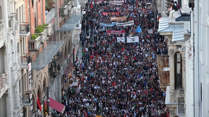 Повече от хиляда души се събраха в Истанбул в знак