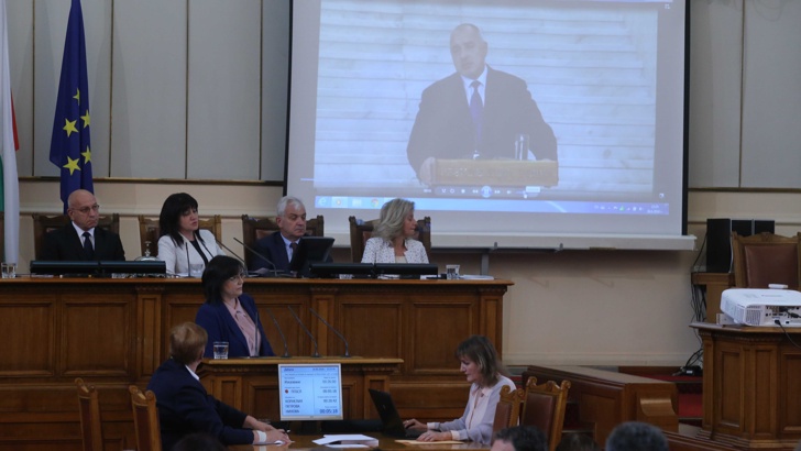Нинова използва и видеостена, за да представи казаното от премиера Борисов