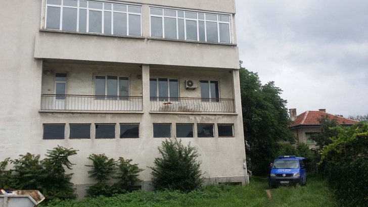 Обирът става в пощенската станция в Световрачане, която се намира в сградата на общината