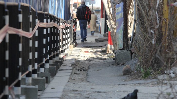 Тесни и разбити тротоари тормозят софиянциТротоарите в София са тесни