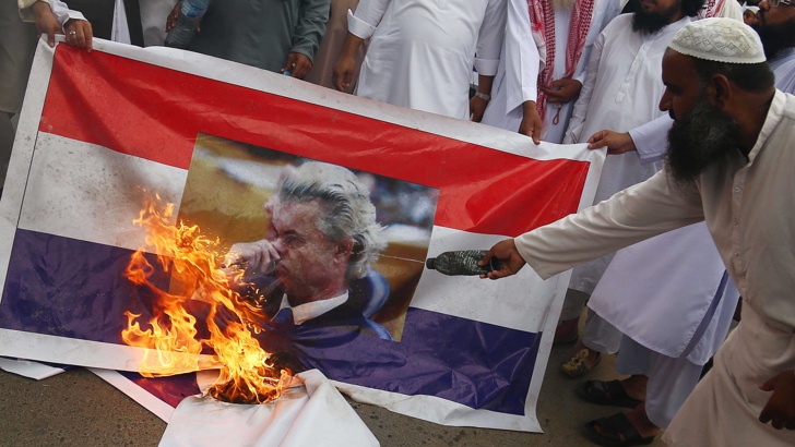 Пакистанци горят холандско знаме с лика на Вилдерс.