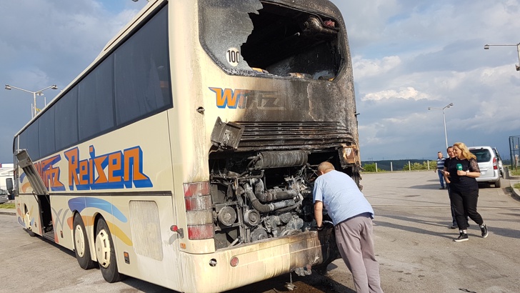 Туристически автобус с украинска регистрация се запали на АМ Хемус