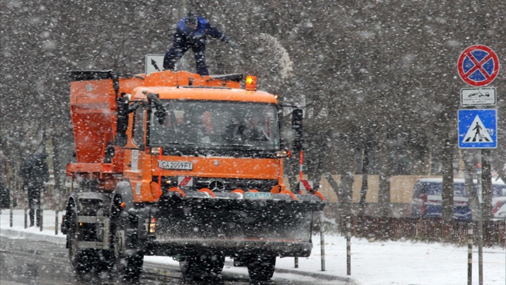 130 снегорина обработват столичните улициИзвършени са обработки със смеси срещу