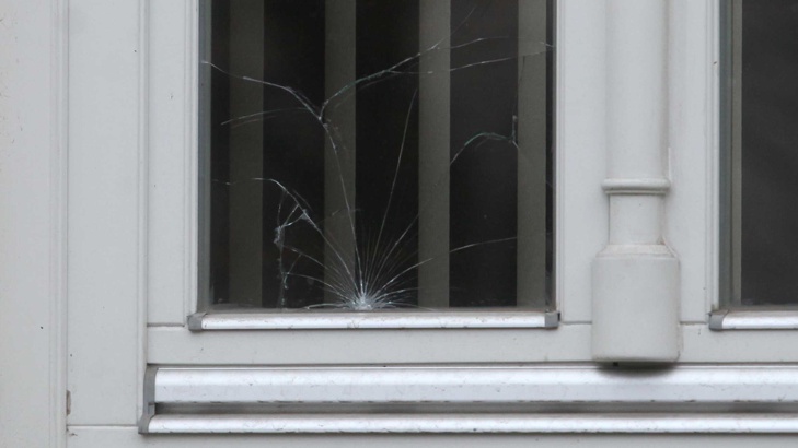 Бурният вятър изпочупи стъклата на гимназията в СопотВ Сопот бурният