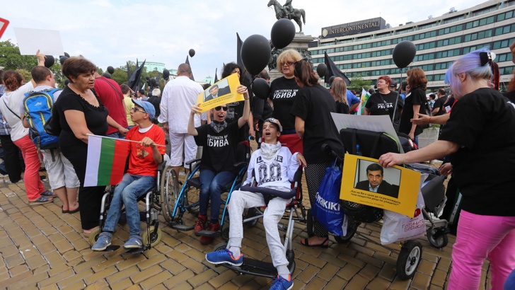 Майки на деца с увреждания излязоха отново на национален протест