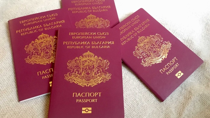 ЕК с предупреждение към България за даването на паспорти срещу