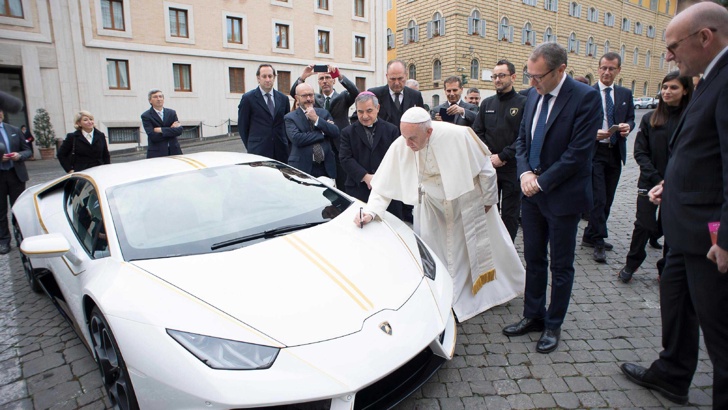 Автомобилът Lamborghini Huracan собственост на папа Франциск ще бъде изложен