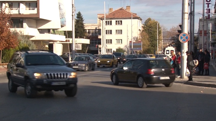 Колона от автомобили в Казанлък срещу скъпите на горива и