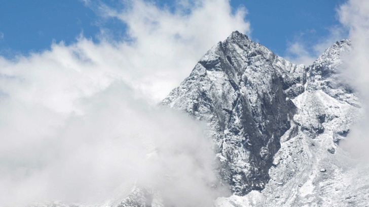 Еверест е най големият трофей за планинарите но се забелязва увеличаване