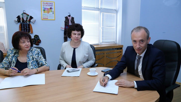 Министерството на образованието и социалните му партньори подписаха новия колективен