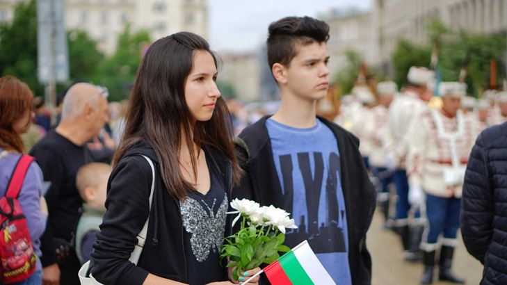 Десетки ученици от Македония и Албания участваха в празничното шествие за 24 май  