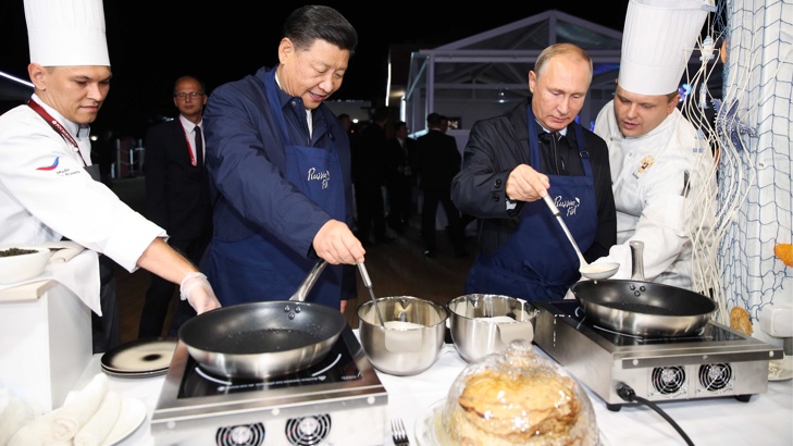 Путин и Си мятат палачинки на руския икономически форумПрезидентите на