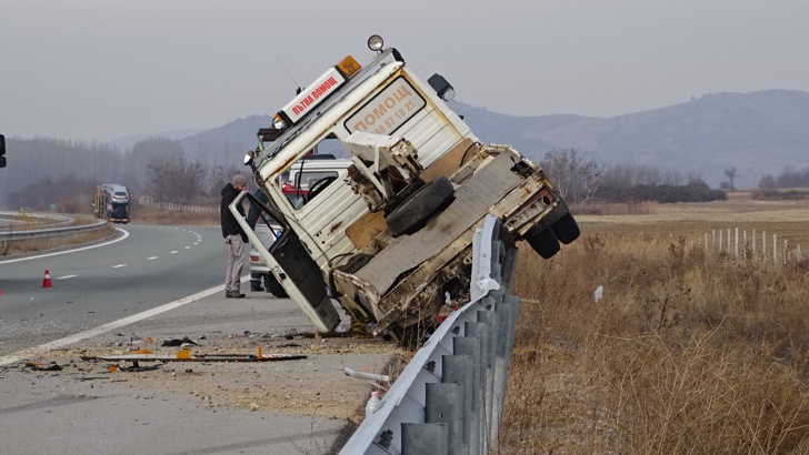 Кола блъсна камионетка на Пътна помощ 15 годишен пострада лекоЛек автомобил