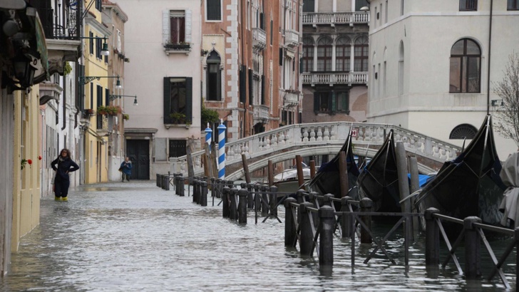 34 Високата вода 34 във Венеция уби 11 души наводни площад 34 Сан