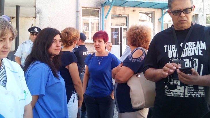 Карловци защитават родилното отделение в болницата с протест.