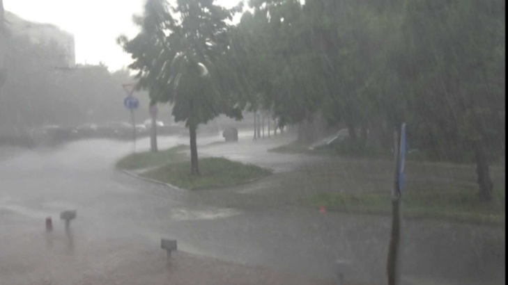 Порой наводни улиците в Пловдив