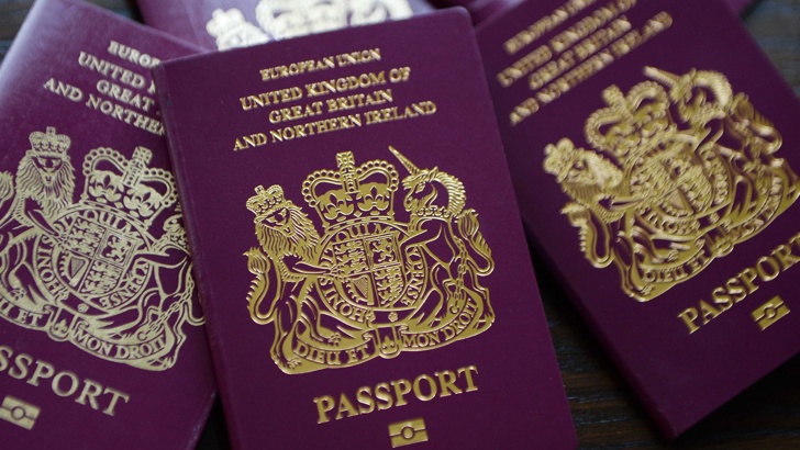 Великобритания обяви обществена поръчка за създаването на нови паспорти за
