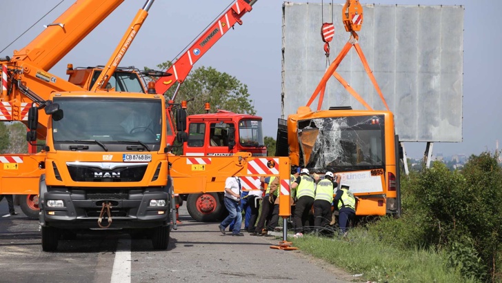 Катастрофата между автобус на градския транспорт и товарния автомобил стана близо до отбивката за Лозен