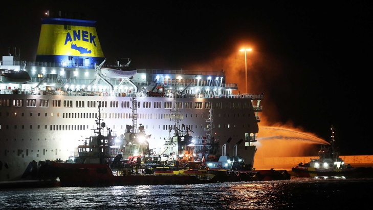 Завърши успешно евакуацията на запалилия се гръцки фериботВсички пътници на