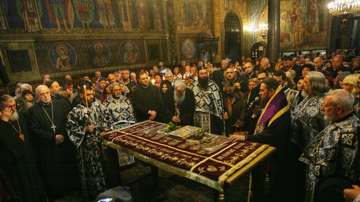 На Разпети петък във всички епархии на Българската православна църква се отслужват Царски часове и вечерня с изнасяне на св. Плащаница.