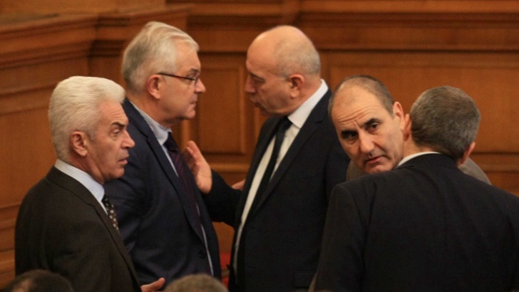 Временна комисия ще проучва злоупотребите с българско гражданство Парламентът гласува