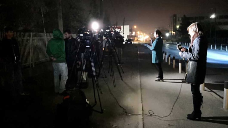 Десетки македонски журналисти чакат цяла нощ пред затвора "Шутка" в Скопие
