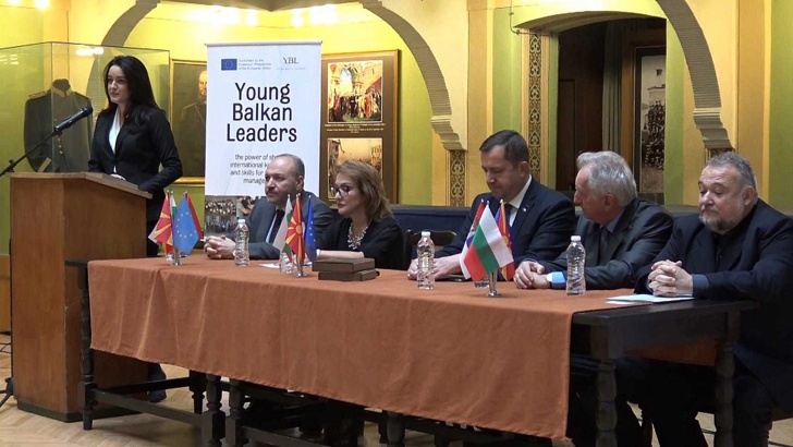 Институт за политика обучава младежки лидери от БалканитеДнес в Музея