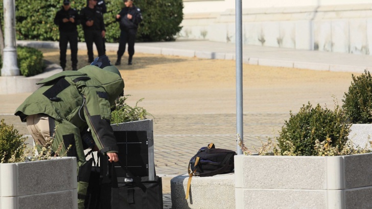 Торбичка и кутия в изоставената раница пред парламентаВ изоставената раница