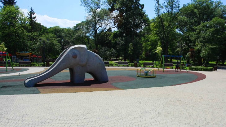 Започва ремонт на съоръжения и ударопоглъщащата настилка на детската площадка със слончето в Борисовата градина.
