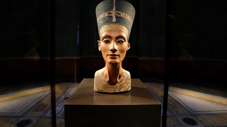 Нефертити била съпруга на фараон Ехнатон, един от царете на XVIII-та династия в древен Египет