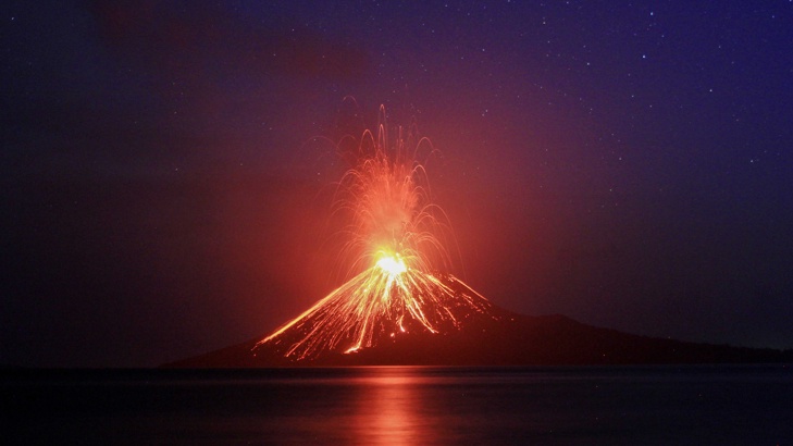Вулкан изхвърли стълб пепел на височина 5 километра в РусияВулканът