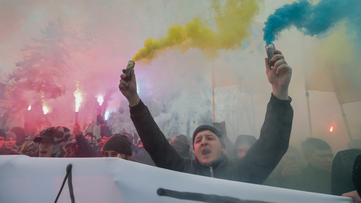 Протестиращи пред сградата на парламента в Киев