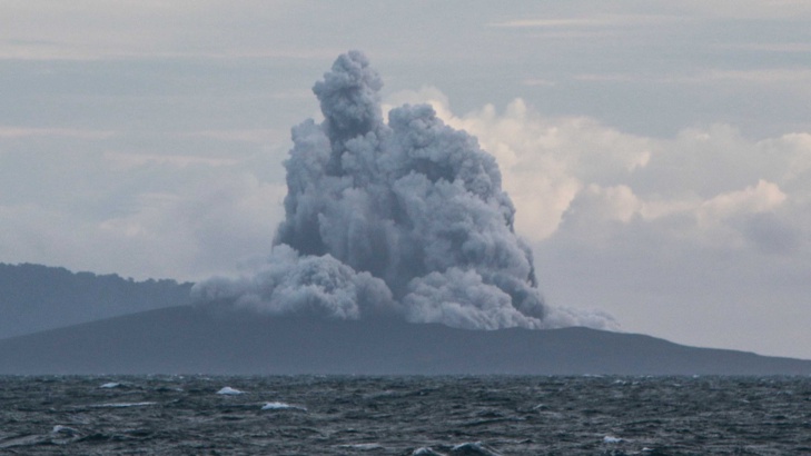 Ново изригване на вулкана Анак Кракатау в ИндонезияНово изригване на