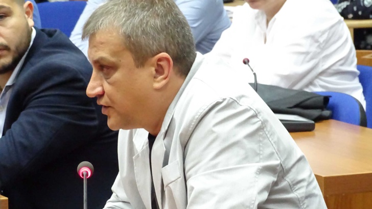 Общинският съветник Илко Стоянов днес подаде оставка след яловата сесия
